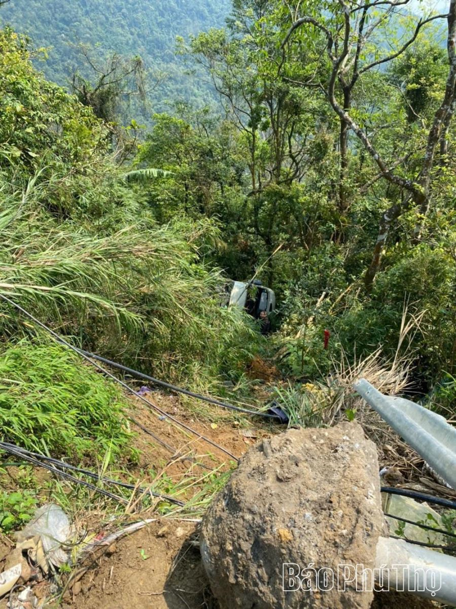 Xe ô tô 29 chỗ mất phanh lao xuống vực tại xã Tam Đảo, Phú Thọ